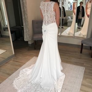 Never worn wedding dress beautiful train